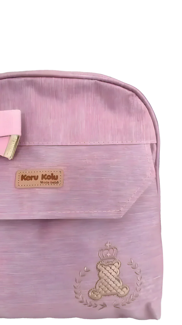 Bolsa rosa com brasão de ursinho bordado e etiqueta Keru Kolu