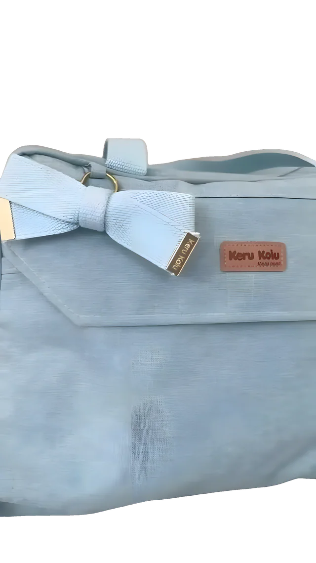 Bolsa azul com laço e etiqueta Keru Kolu