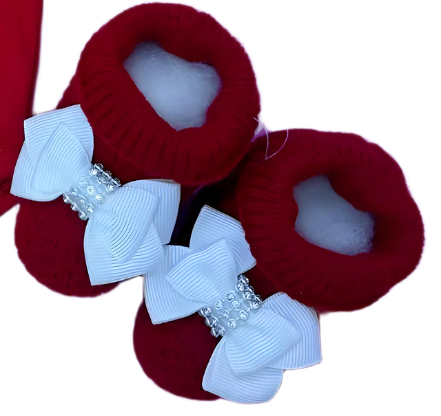 Sapatinhos de tricô com laço branco