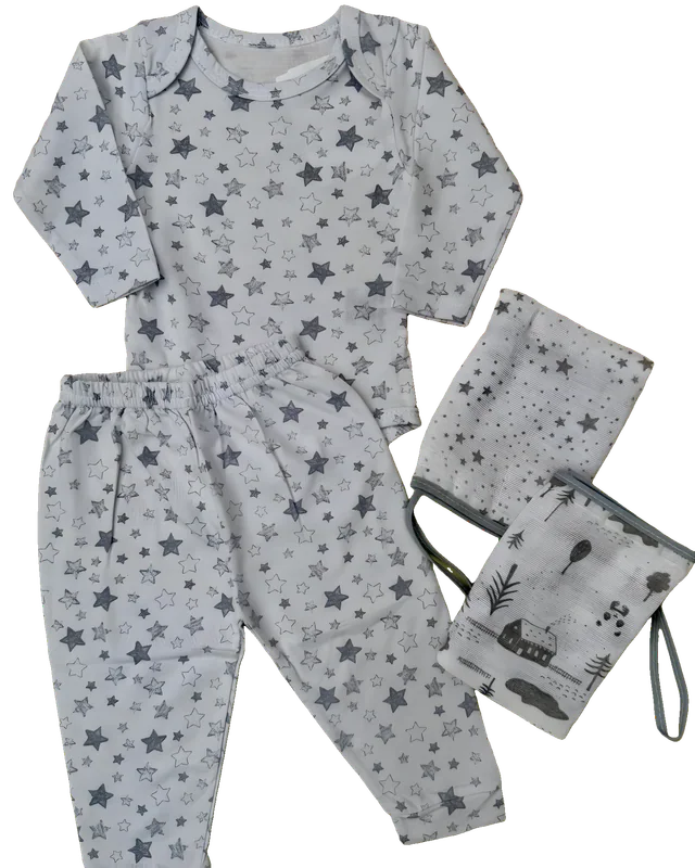 Conjunto cinza estampado de estrelas com paninhos