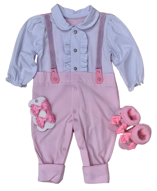 Macacão rosa com blusa lilás de babados, suspensório e sapatinhos de tricô